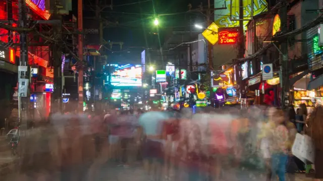 ถนนคนเดินบางลา ใกล้หาดป่าตอง ที่สะอาดและแทบปลอดขยะ แม้นักท่องเที่ยวจะพลุกพล่าน