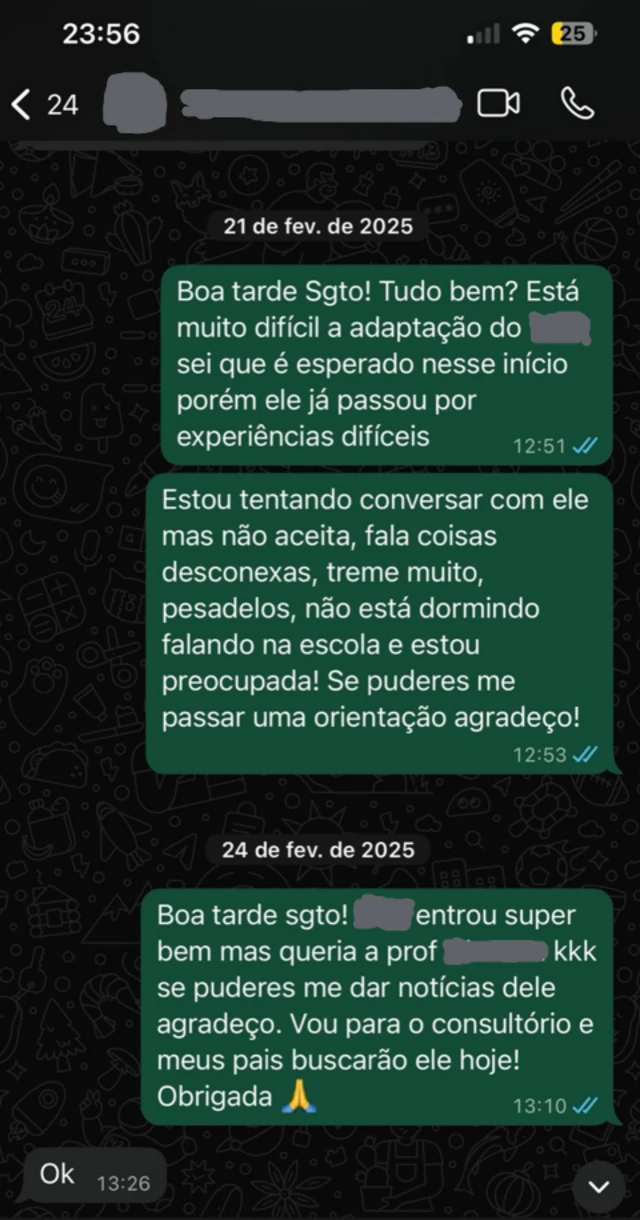 Imagem de duas mensagens enviadas por WhatsApp por Shaiane à coordenadora da escola em que ela diz que a adaptação do filho está difícil e pede orientações e notícias sobre o garoto. Apenas na segunda mensagem, enviada num intervalo de três dias, há uma resposta: "Ok".