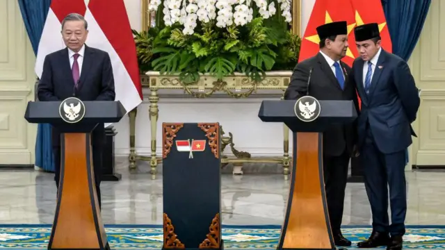 Presiden Prabowo Subianto (tengah) berbicara dengan sekretaris kabinetnya Letkol Teddy Indra Wijaya (kanan) dalam konferensi pers bersama dengan Sekretaris Jenderal Partai Komunis Vietnam To Lam (kiri) di Istana Kepresidenan di Jakarta pada 10 Maret 2025.