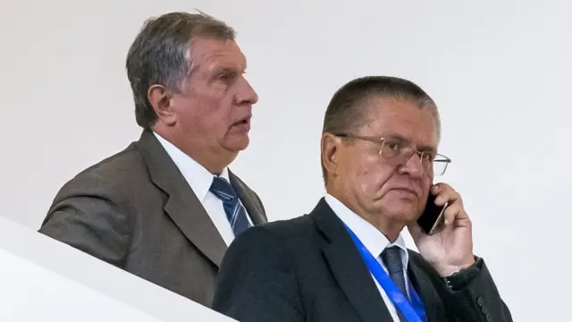 谢钦（左，去年8月拍摄）表示前部长尤利卡耶夫（右）索贿