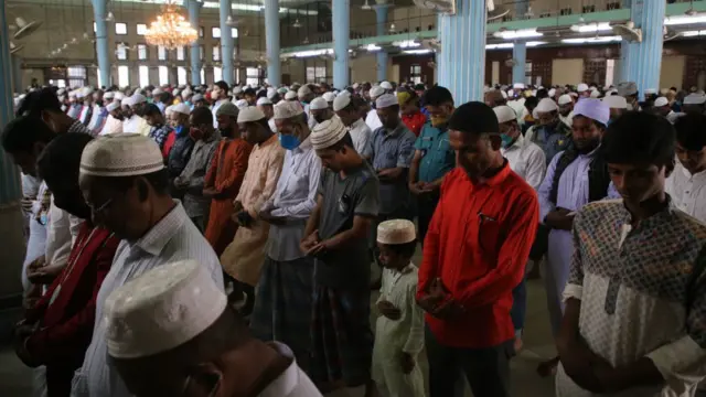 মসজিদে জামাতে নামাজ পড়ছেন মুসল্লিরা।