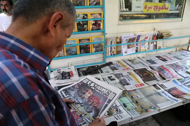 عکس دکه روزنامه‌‌فروشی در تاریخ ۱۶ ژوئن ۲۰۲۵ در تهران، با تیترهایی مربوط به جنگ و حملات موشکی بین اسرائیل و ایران.