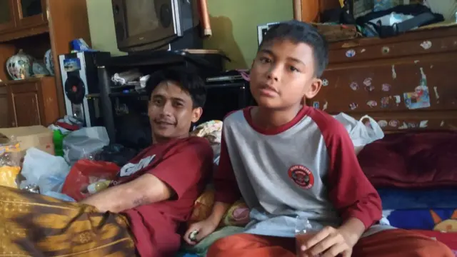 Egha Gusliandi dan adiknya mengungsi di rumah saudaranya di Sukabumi.