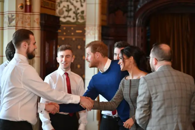પ્રિન્સ હેરી અને મેઘન માર્કેલ અન્ય લોકો સાથે.