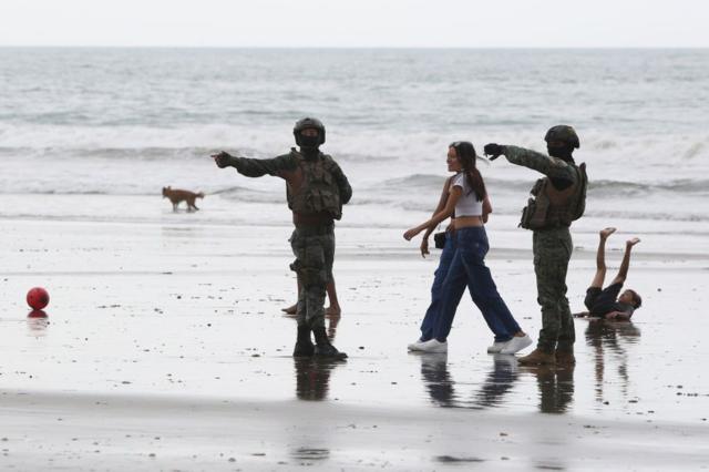Militares en una playa