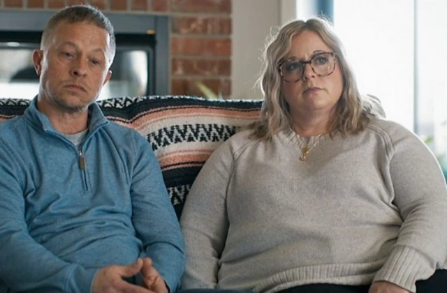 تصویر والدین ایوان که روی مبل کنار هم نشسته‌اند و غمگین هستند