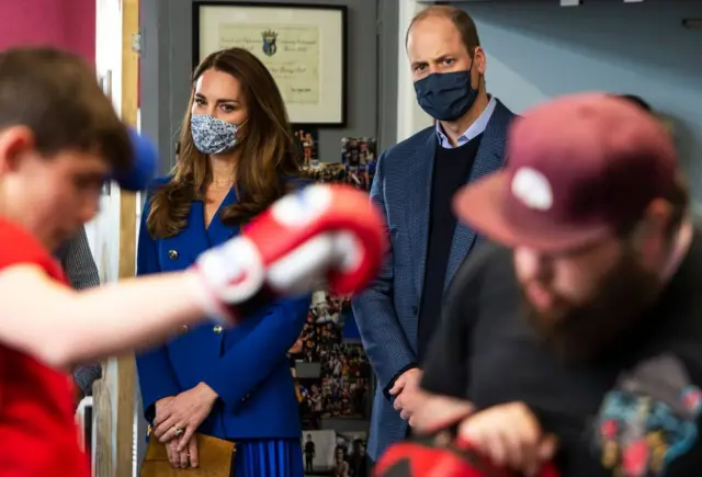 El príncipe Guillermo y la princesa Kate Middleton visitan el programa de reducción de violencia de Escocia: llevan cubrebocas porque la foto es de 2021.