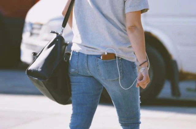 รูปคนเดินหันหลัง