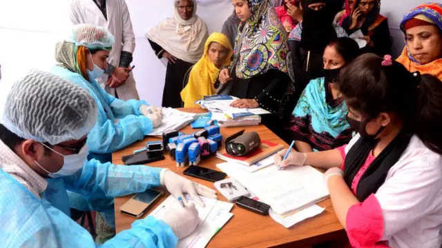 ঢাকা মেডিকেল কলেজ হাসপাতালে ক্যাম্প করে সর্দি-কাশির চিকিৎসা দেয়া হচ্ছে