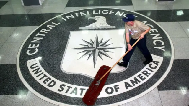 Un hombre limpia el piso en la sede de la CIA.