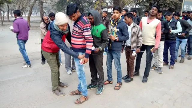 परीक्षा केंद्र जाते छात्र