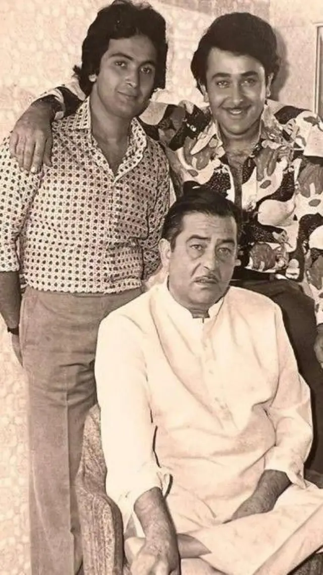 ਆਪਣੇ ਦੋ ਬੇਟਿਆਂ ਰਿਸ਼ੀ ਕਪੂਰ ਅਤੇ ਰਣਧੀਰ ਕਪੂਰ (ਸੱਜੇ) ਦੇ ਨਾਲ ਰਾਜ ਕਪੂਰ