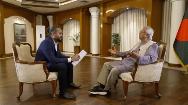 বিবিসি বাংলার সম্পাদক মীর সাব্বিরকে সাক্ষাৎকার দিচ্ছেন মুহাম্মদ ইউনূস