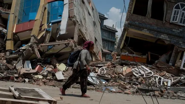 নেপালে ২০১৫ সালের ভূমিকম্পে রাজধানী কাঠমান্ডুর বহু বাড়িঘর ধসে পড়ে।