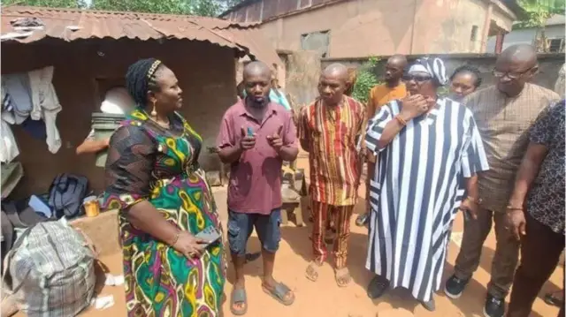 Lokacin da kwamishiniyar mata ta jihar Anambra, Ify Obinabo, ta ziyarci iyalan Blessing Nwaka