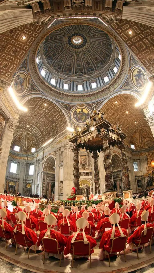 Кардиналы принимают участие в мессе в соборе Святого Петра перед началом конклава по избранию преемника папы Бенедикта XVI в 2013 году