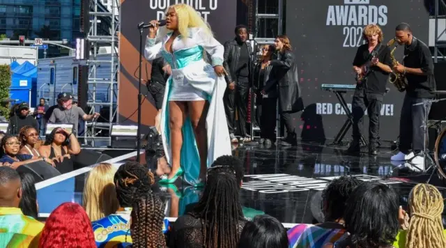 Libianca se produit avant de remporter le prix de la meilleure révélation internationale aux BET Awards 2023.