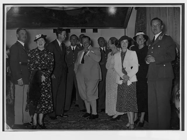 El comandante de la Luftwaffe Hermann Goering (centro) agasajando a Charles Lindbergh (a la izquierda de Goering) en una recepción durante la visita del aviador estadounidense a la Alemania nazi.