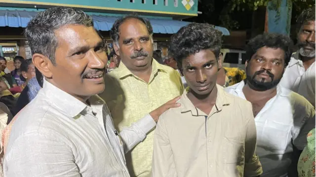 சேலம் மாவட்டம், மோரூர் கிராமத்தில் விடுதலைச் சிறுத்தைகள் கொடி ஏற்ற முயன்றபோது காவல்துறை தடியடி நடத்தியபோது காயமடைந்ததாக சொல்லப்படும் சிறுவன் தொல்காப்பியனோடு வன்னி அரசு.