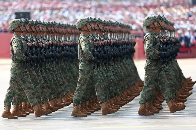 جنود يسيرون خلال عرض عسكري بمناسبة الذكرى الثمانين لانتصار الصين على اليابان ونهاية الحرب العالمية الثانية
