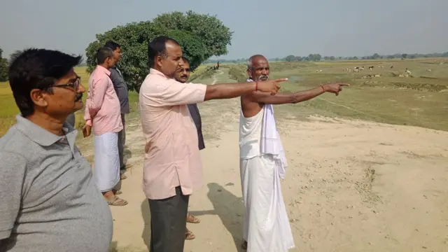 सीमामा रहेको तीनकुने स्तम्भ गायब गरिएको र नेपालको मिचिएको भू–भाग देखाउँदै गाउँले, साथमा सप्तरीका छिन्नमस्ता गाउँपालिकाका जनप्रतिनिधि ।