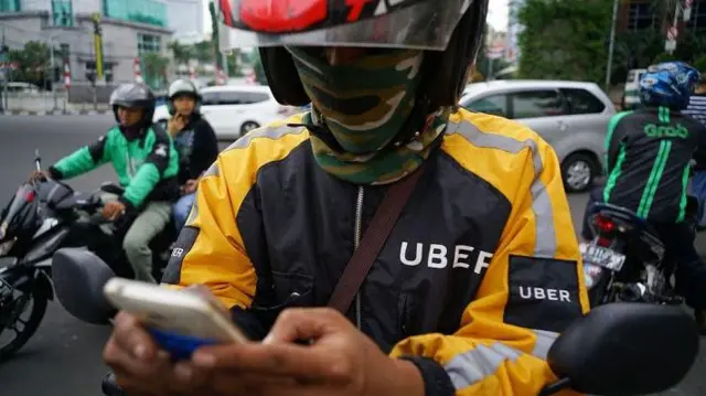 Staf Khusus Menteri Ketenagakerjaan, Dita Indah Sari, mengakui Surat Edaran teranyar itu memang tidak memuat kewajiban pemberian THR kepada pengemudi ojek daring. 