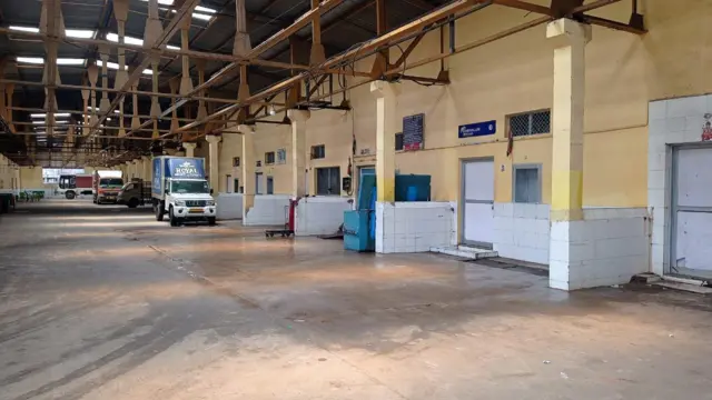 30 మంది వరకు ఉండే ఎగుమతిదారుల్లో కేవలం ముగ్గరు నలుగురే రొయ్యలు కొనడానికి వస్తున్నారు