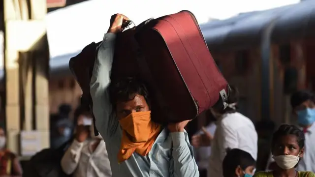 ગુજરાતમાંથી પ્રવાસી મજૂરોની હિજરત શરૂ