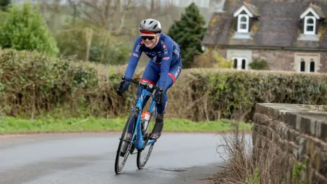 Emily Bridges pedalajogar cartas onlinecompetição no Reino Unido