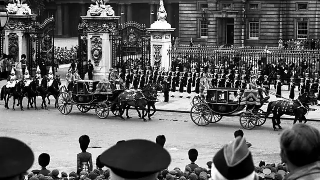 বাকিংহাম প্রাসাদ থেকে বেরিয়ে রানির শোভাযাত্রা চলেছে ওয়েস্টমিনস্টার অ্যাবির দিকে।