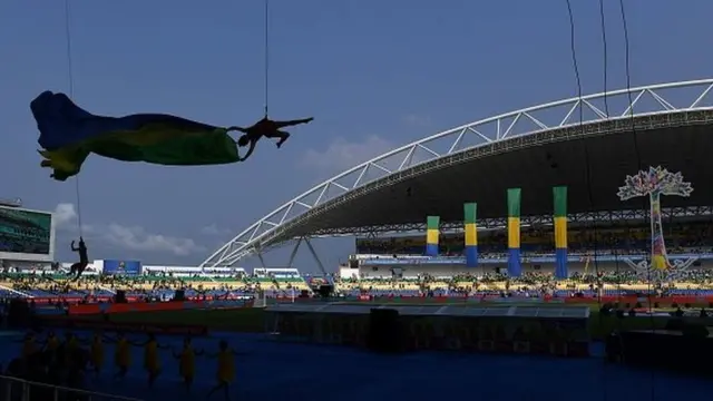 Des acrobates accrochés à des cordes comme des araignées ont tenu le public en haleine.