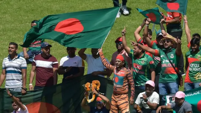 দক্ষিণ আফ্রিকার মাটিতে খেলা হলেও বাংলাদেশের প্রচুর সমর্থক দেখা গেছে মাঠে