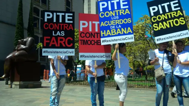 Protesta contra Santos, el proceso de paz y las FARC en Medellín.