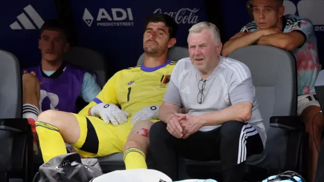 Belgijski golman Tibo Kurtoa na klupi