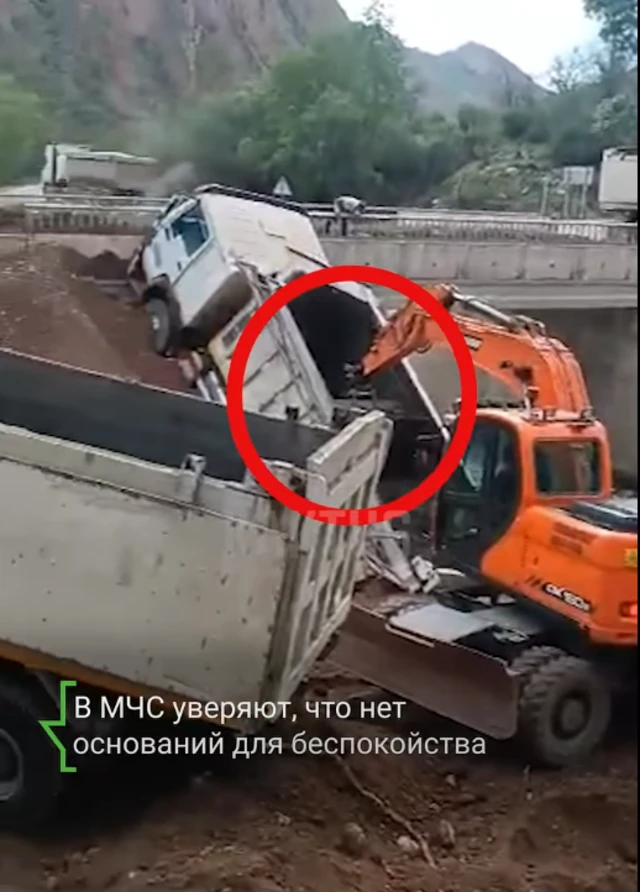 Кырсыкка кабылган унаадагы уран калдыктарын башка автоунаага которуп жаткан учур