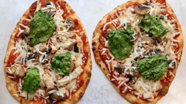 পিৎজায় ফ্ল্যাটব্রেডের বেস হিসেবে নান ব্যবহার করা হয়