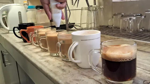 दूध कफी र कालो कफी बनाइँदै