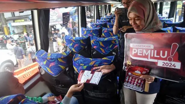Anggota Panitia Pemilihan Kecamatan (PPK) Bogor Timur melakukan sosialisasi Pemilu 2024 kepada penumpang bus di Terminal Baranangsiang, Kota Bogor, Jawa Barat, Selasa (7/11/2023).
