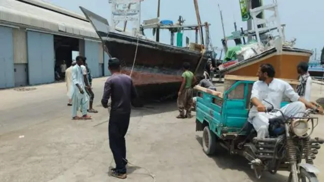 মাছ ধরার নৌকা সরিয়ে নেয়া হচ্ছে