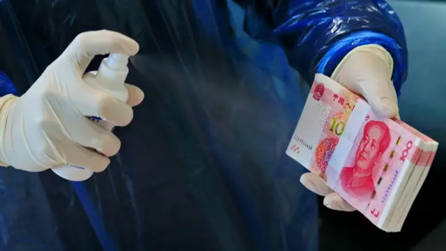 ضد عفونی کردن یک بسته اسکناس یوان در چین