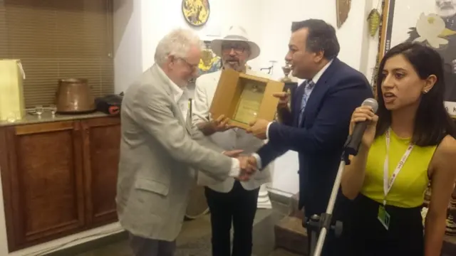 Председатель жюри британский режиссер Хью Хадсон получил одну из самых необычных и почетных наград мирового кино - Таллер Параджанова