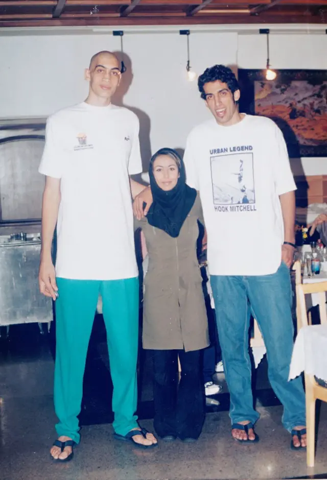 سعیده فتحی، نویسده مطلب در کنار حامد حدادی (راست) و جابر روزبهانی، ستاره‌های بسکتبال ایران