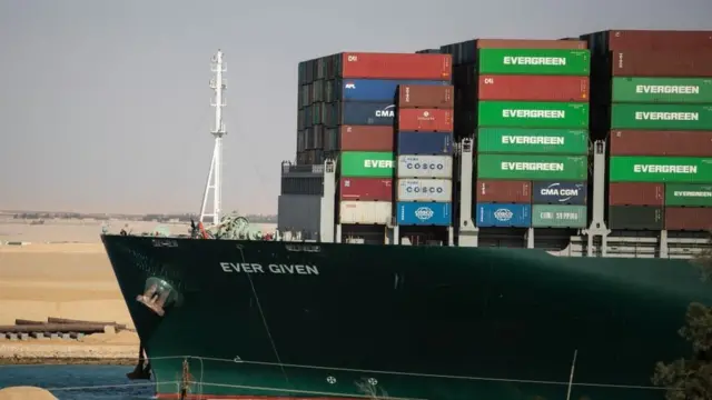 स्वेज़ नहर में फंसा जहाज़ आख़िर निकला कैसे?