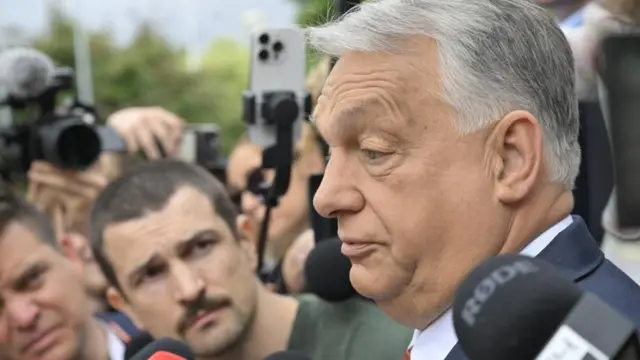 Eski Macaristan Başbakanı Viktor Orbán, Budapeşte'de gazetecilerle konuşuyor. Fotoğraf: 13 Haziran 2026