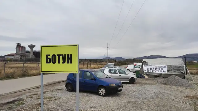 Botun tabla, u pozadini nekadašnji kombinat i šator demonstranata