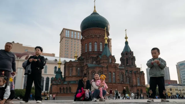 Мурда орустар жашаган Харбин шаарынын көчөлөрүндө Владимир Путинди мактагандар көп