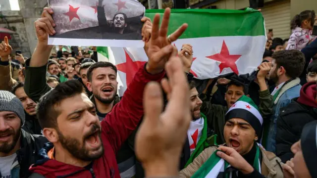 Warga Suriah di Turki merayakan berakhirnya kekuasaan Assad di Suriah setelah pemberontak menguasai Damaskus pada malam hari, di Masjid Fatih, di Istanbul, pada 8 Desember 2024.