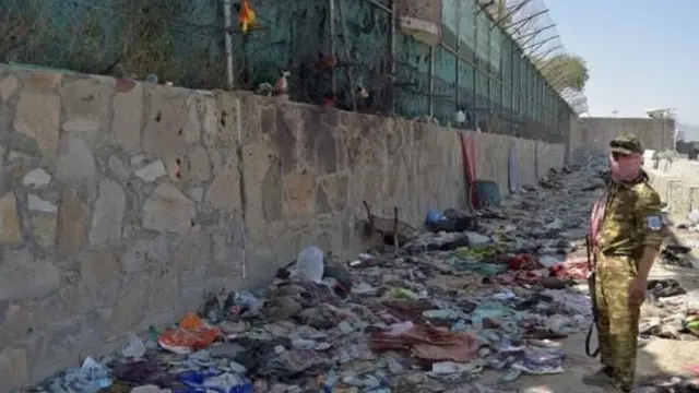 কাবুল বিমানবন্দরে হামলার পরের দৃশ্য।