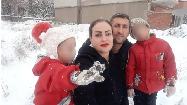 مهری نبی‌زاده به همراه همسر و دو دخترش