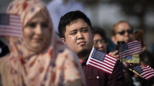 一群最近入籍美国的新公民正参加归化仪式。